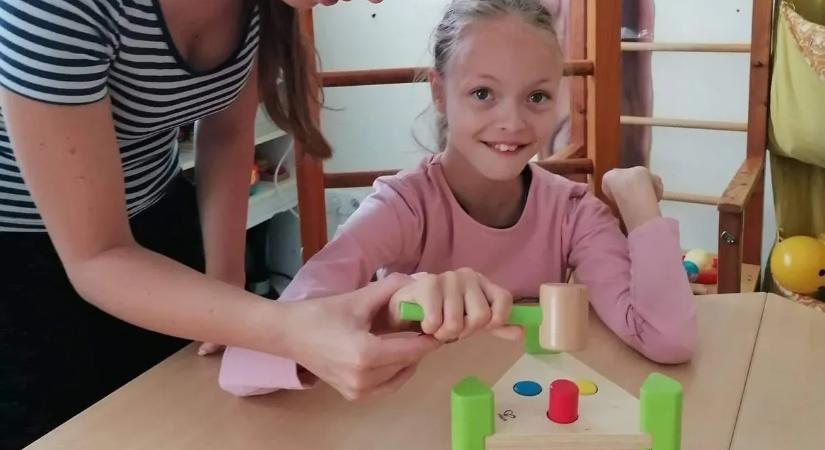 „Lefogyatékosozzák, nem tisztelik, mégis kitart” – Bori súlyos hipotóniával is mosolyogva néz a világra