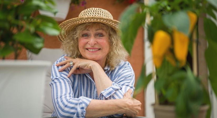 Bánsági Ildikó 78 évesen szexi naptárban szerepel és színpadon vetkőzik: „Gyakorlatilag nincs rajtunk semmi”