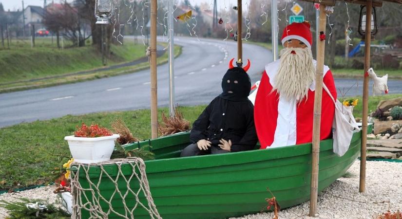 Egy csónakban a Mikulás és a krampusz – jól megférnek a Tüskevárban (galéria)