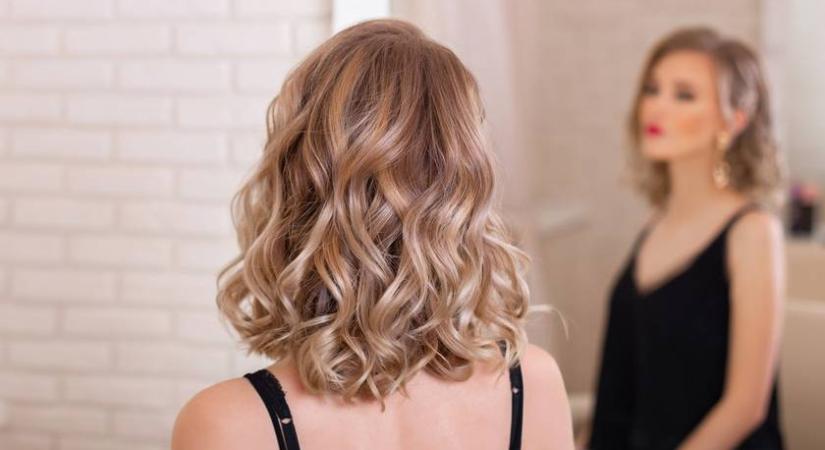 Luxust és eleganciát sugárzó frizura rövid hajból: otthon is könnyedén elkészítheted