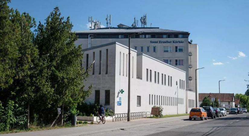 Egy idegen lépett a 88 éves beteg ágya mellé a kórteremben, az alvó ember már semmit sem tehetett