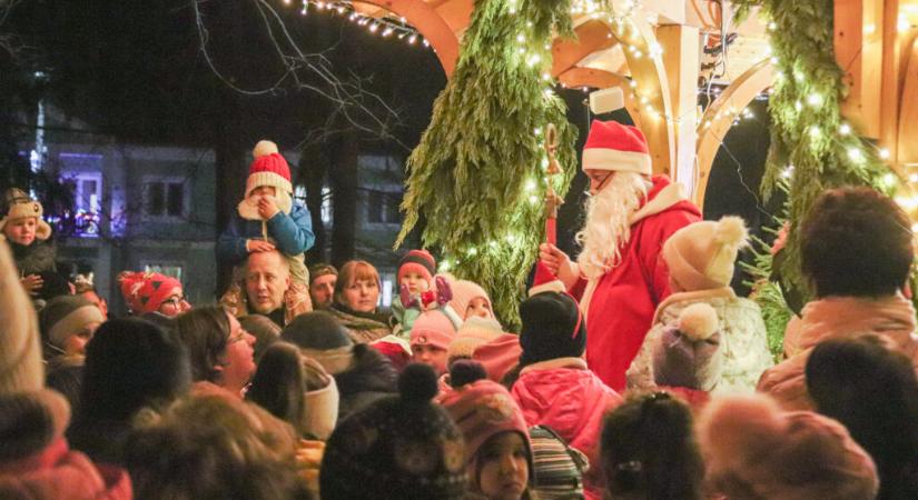 A Zenepavilonnál várta a város apraja-nagyja a Mikulást