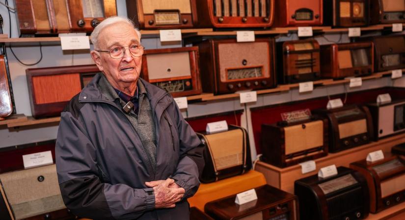 A 89 éves mester, aki minden rádiót újra megszólaltat fotók, videó