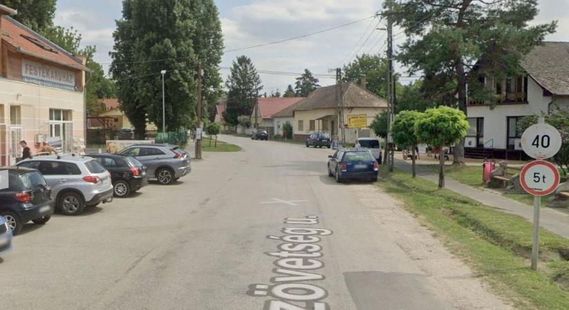 A kamionos egyszerűen átfordította a tiltó táblát Balatonlellén – a lakók már az út beszakadásától félnek