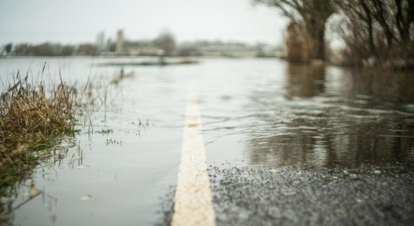 Áradás bénítja a közlekedést, két út lezárva