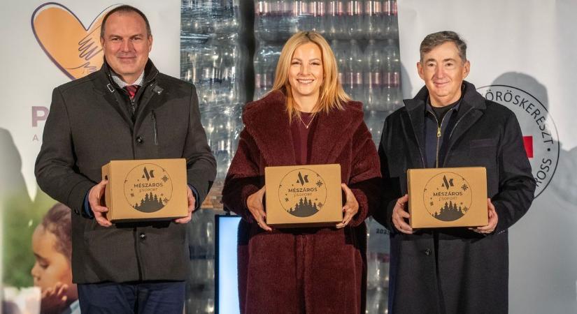 Meghatódva adta át az adományokat Várkonyi Andrea – 50 tonna élelmiszer a nélkülözőknek (videóval)