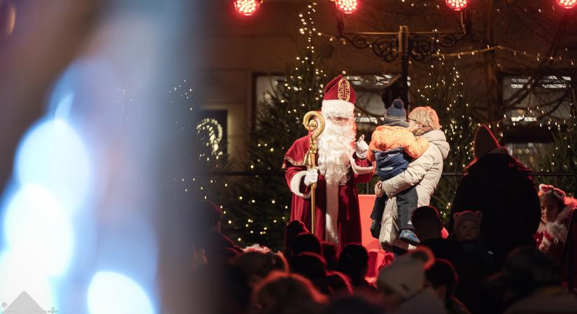 Győrben tényleg ennyi a jó gyerek?! Hosszú sor várta a Mikulást az adventi forgatagban