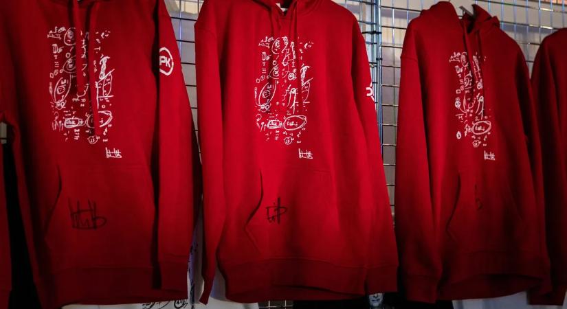 Háborúellenes Gyűlés: megérkeztek a dedikált Orbán-pulcsik Kecskemétre