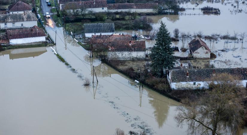 Utakat kellett lezárni Nógrádban az Ipoly áradása miatt