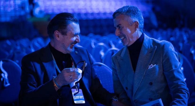 Háborúellenes Gyűlés: Fotó a kulisszák mögül - Nem hiszed el, kivel beszélget Rákay Philip!