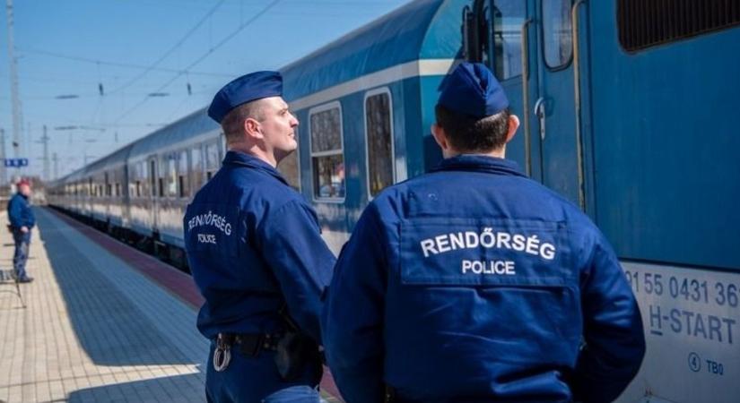 Felfoghatatlan erőszak a vonaton: rátámadt és a fülkébe lökte a jegyvizsgálót a bliccelő utas