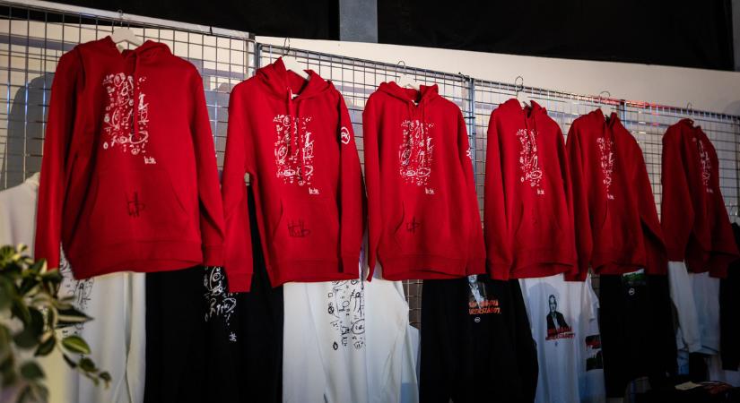 Orbán Viktor által aláírt pulcsik érkeztek a Háborúellenes Gyűlésre