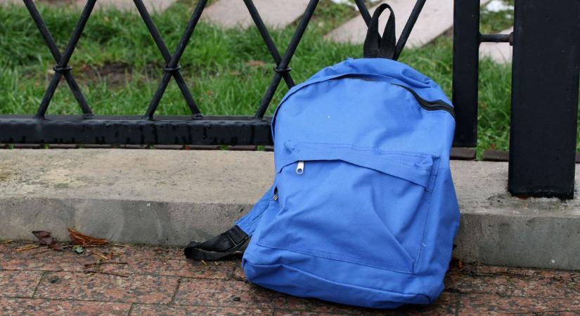 Talált egy hátizsákot a bicikliúton és leesett az álla, azonnal hívta a rendőrséget (videó)