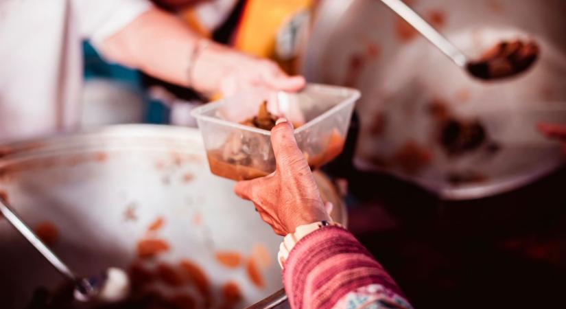 Meleg étel osztás Komárom-Esztergom vármegyében: így segít a Magyar Vöröskereszt az ünnepek előtt