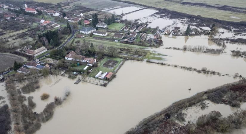 Árad az Ipoly, utakat zártak le Nógrádban