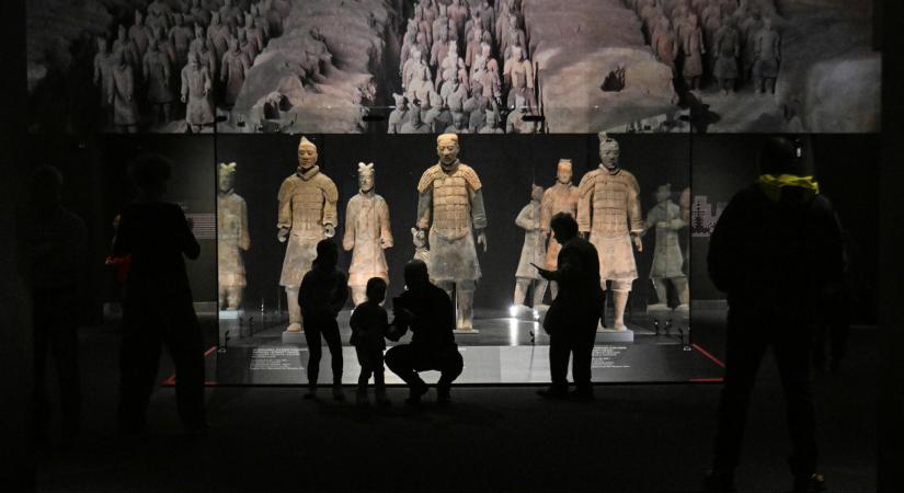 Kínai agyagkatonák a falon innen, nomád hunok a falon túl – egy évezred gondolkodása a Szépművészetiben