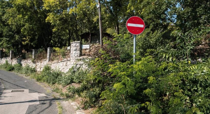 Rejtett kamerákkal és mikrofonokkal is próbáltak KRESZ-vizsgát tenni