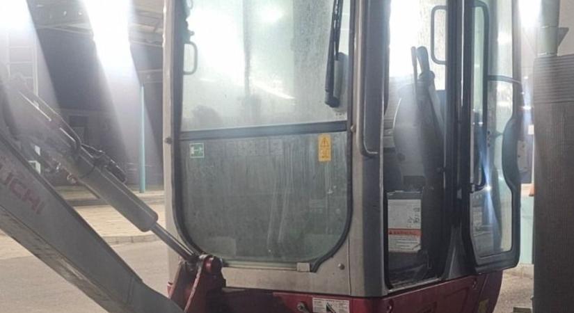 Hamisított adatokkal akarta kicsempészni az országból a kotrógépet, azonnal intézkedtek