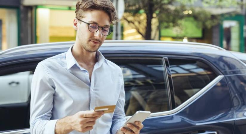 Nem fognak örülni az autósok: mélyen a zsebükbe kell nyúlniuk hétfőtől