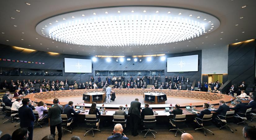 Több mint nyolcvanezer katonát vonna ki a NATO Európából