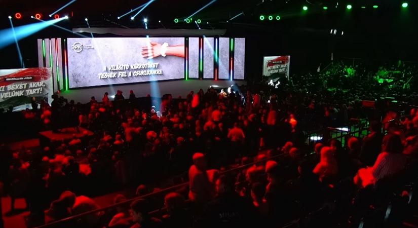 Hatalmas tömeg érkezett a Háborúellenes Gyűlésre Kecskeméten