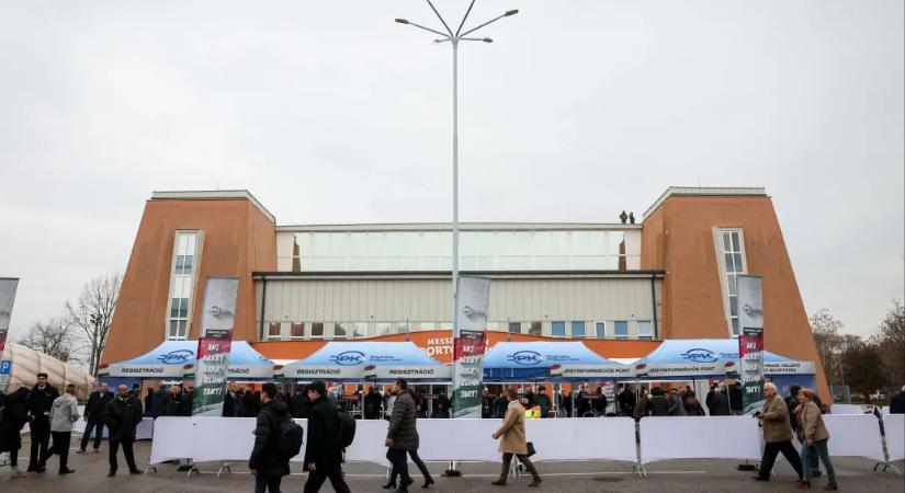 Csiszár Jenő kérdezi Orbán Viktort a digitális polgári körök kecskeméti gyűlésén