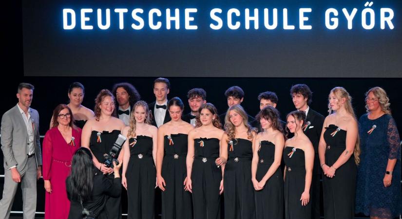 Végzősökre tűztek szalagot, megható fotókon a győri Audi-iskola avatója