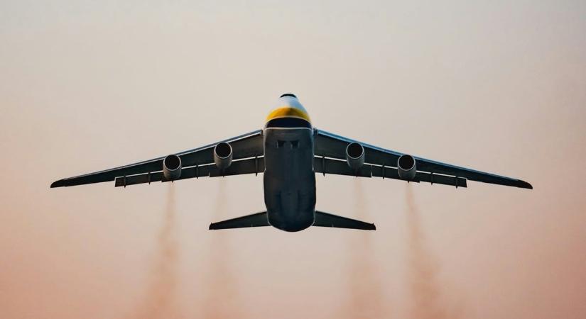 Kecskemét égboltján is feltűnt a hatalmas monstrum, szinte vágta a ködöt a világ egyik legnagyobb repülőgépe