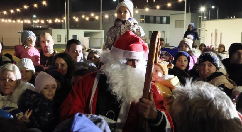 Égből pottyant a Mikulás a gyerekek közé Pakson (fotókkal)