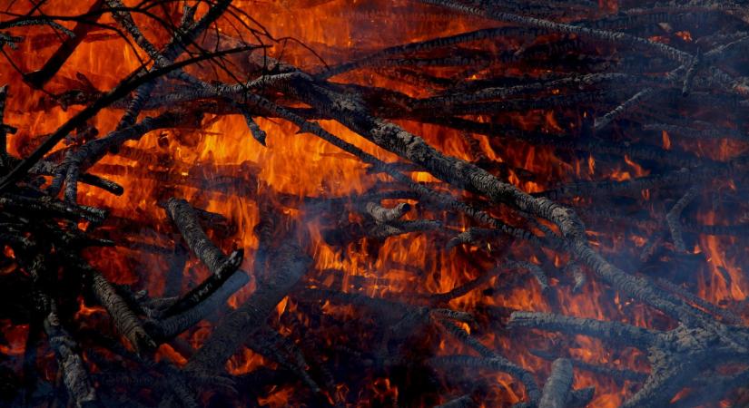 Több ezer embert szólítottak fel a távozásra a hatóságok Ausztráliában