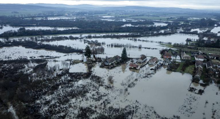Árad az Ipoly, több utat lezártak Nógrádban