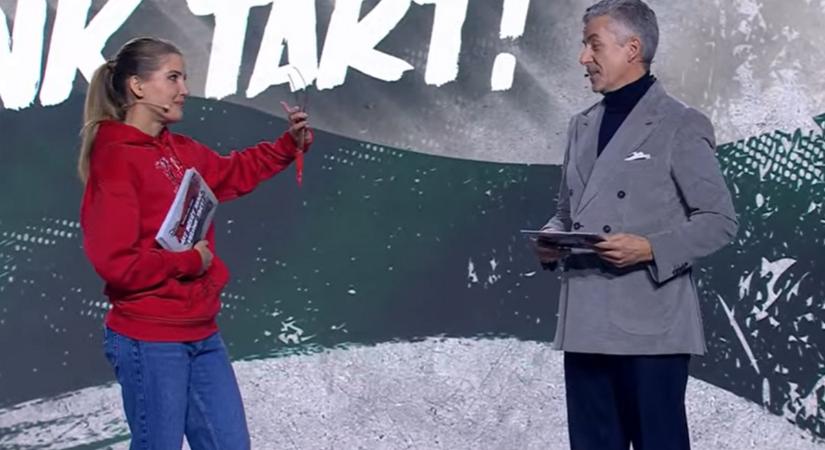 Vicces pillanat a Háborúellenes Gyűlésen: Nem hiszed el mit adott Szabó Zsófi Rákay Philipnek