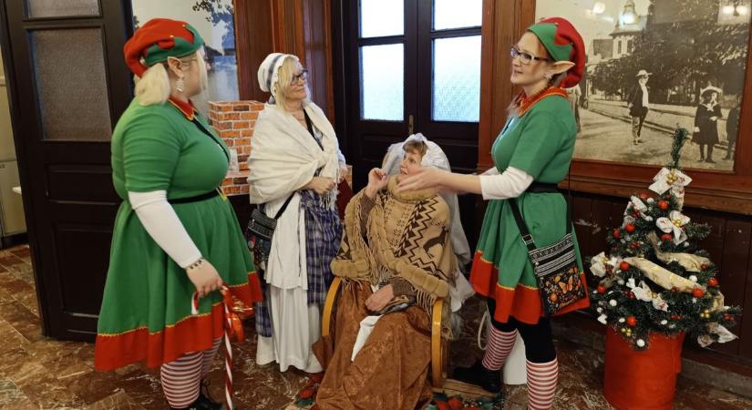 Ezrek érkeztek a siófoki vasútállomásra a Mikulás és a Grincs miatt