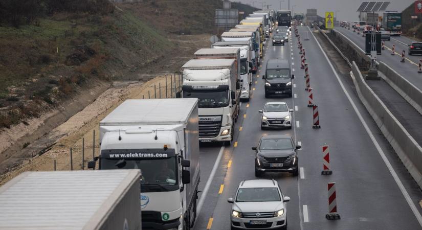 Erős a forgalom az M1-esen: baleset, munkavégzés és szakaszos lassulás nehezíti a haladást