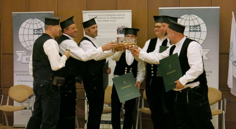 Fotókon az 500 éves hagyomány Esztergomban: mestereket avatott a kamara