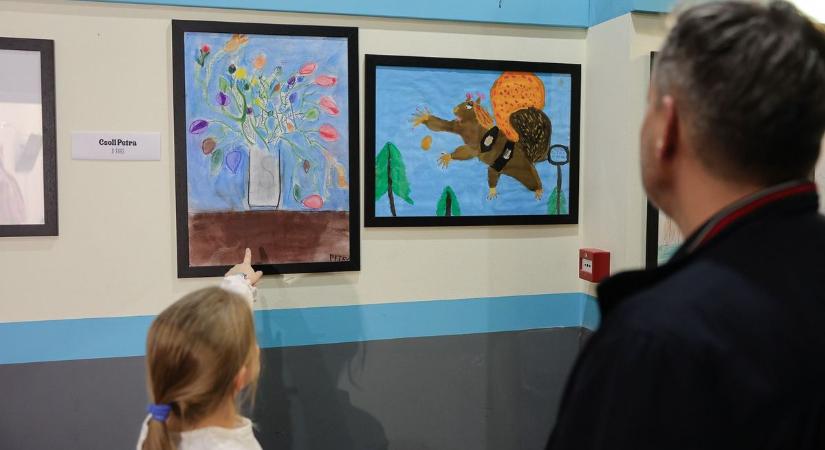 Már 6 évesen is lehet valaki igazi művész – a legkisebbek alkotásaiból nyílt kiállítás Egerben  fotók