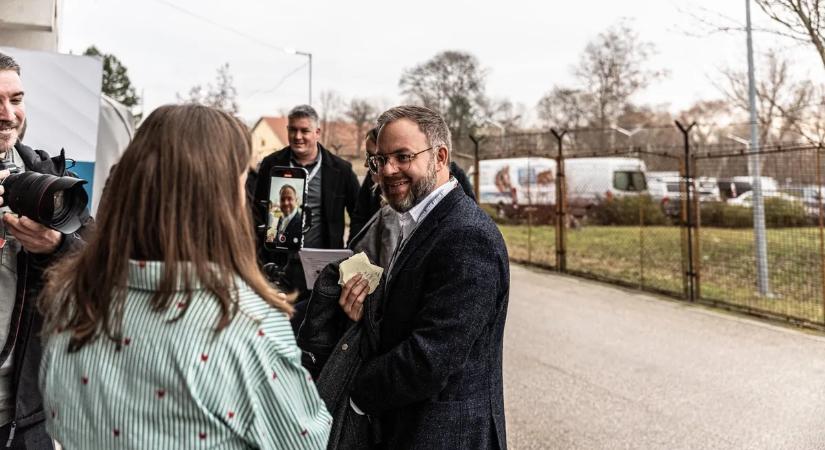 Orbán Balázs beszél a kecskeméti rendezvényen a miniszterelnök előtt