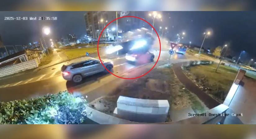 Filmekbe illő jelenet Nagyváradon: autók felett repült át a körforgalomból kirepülő jármű (videóval)