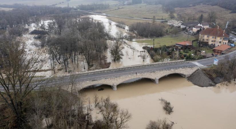 Árad az Ipoly, utakat zártak le miatta