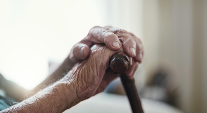 Elítélték a nagymamát, mert az unokájáról posztolt