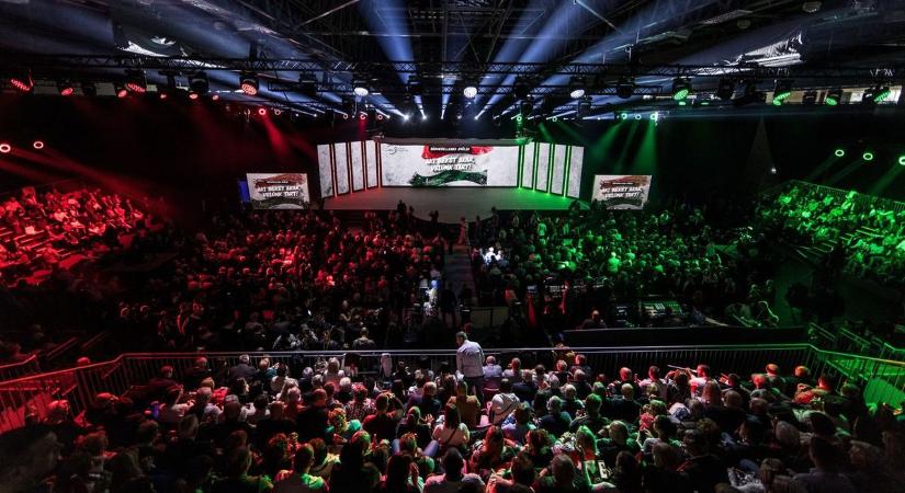 Telt házas a háborúellenes nagygyűlés Kecskeméten – kövesse nálunk élőben!