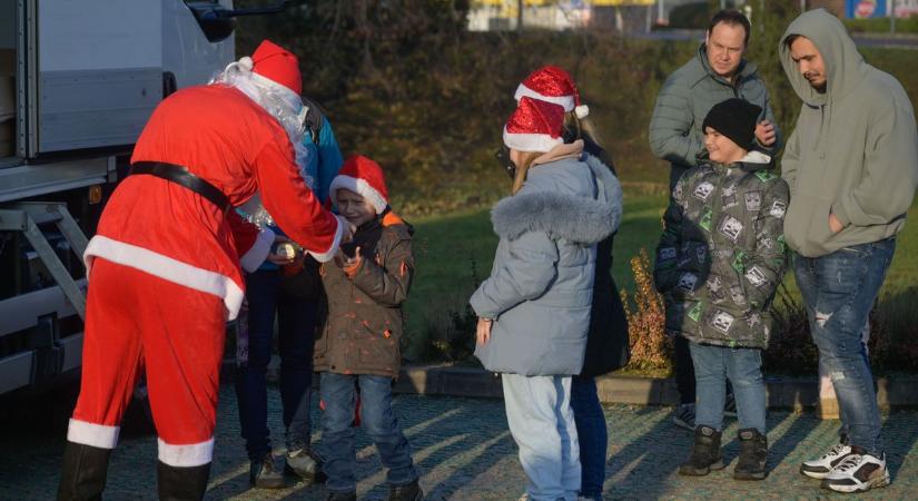 Csokival teli Mikulás kamion járta be Szegedet, ám a finomságért cserébe tenni is kellett – galéria