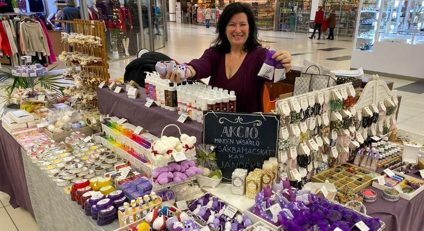 Lila gyógynövénytől illatozik a zalai bevásárlóközpont – 5 tipp, mire használhatod (galéria)