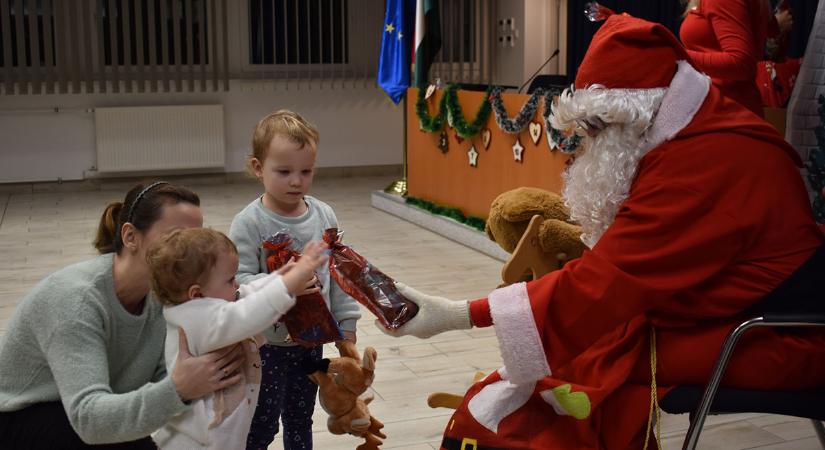 Ünnepi hangulat a rendőrségen: Mikulás érkezett a gyerekekhez
