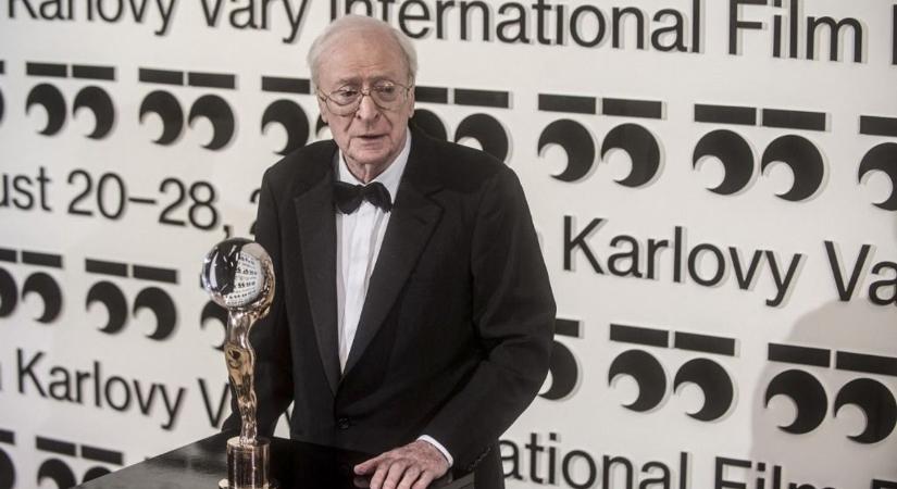 Aggódnak a rajongók Michael Caine miatt, kerekesszékben jelent meg a közönség előtt