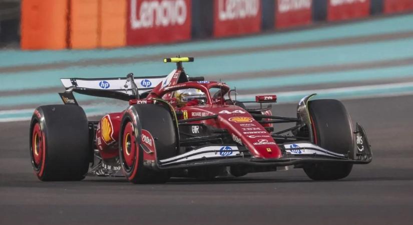 Lewis Hamilton miatt lengett a piros zászló a Forma-1-es szezon utolsó szabadedzésén