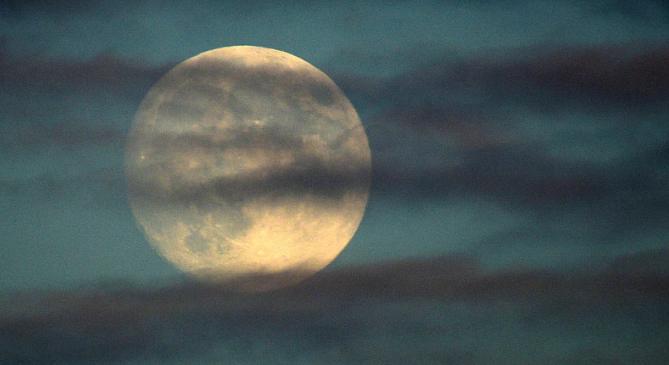 A felhők közül kukucskálhat le ránk a Hold és a Jupiter párosa