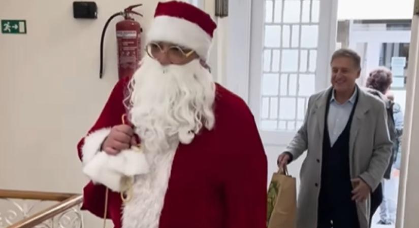 Mikulás járt a Pécsi Gyermekklinika fertőző osztályán – mosolyt vittek a kis betegeknek