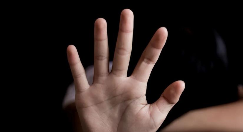 Brutális támadás a nyílt utcán