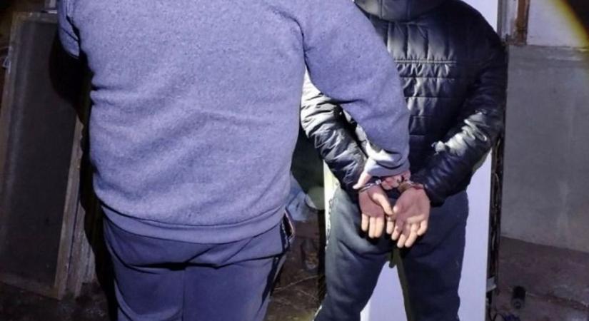 Mintha csak bevásárolna: zsákba pakolta a faanyagot, amikor szembe találta magát az őrmesterrel